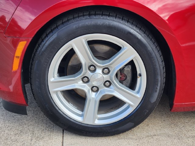 Used 2018 Chevrolet Camaro LT RWD image 17