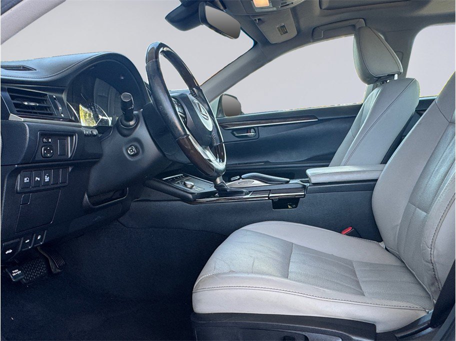 Used 2016 Lexus ES 300h w/ Luxury Package w/Wood Trim FWD image 10