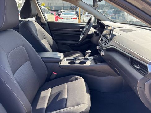 Used 2025 Nissan Altima 2.5 SV FWD image 36