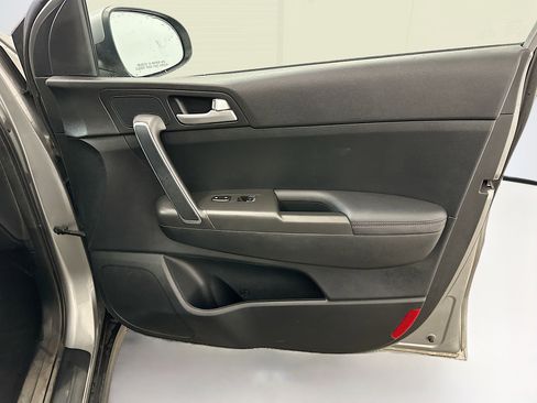 Used 2020 Kia Sportage LX image 32