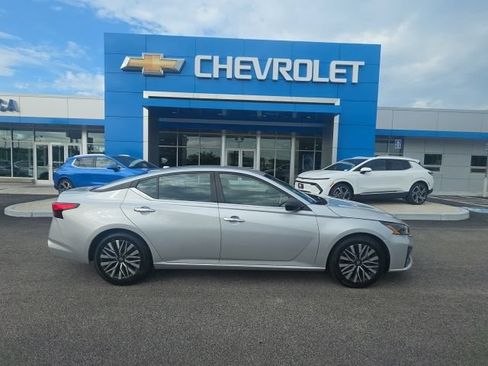 Used 2024 Nissan Altima 2.5 SV FWD image 2