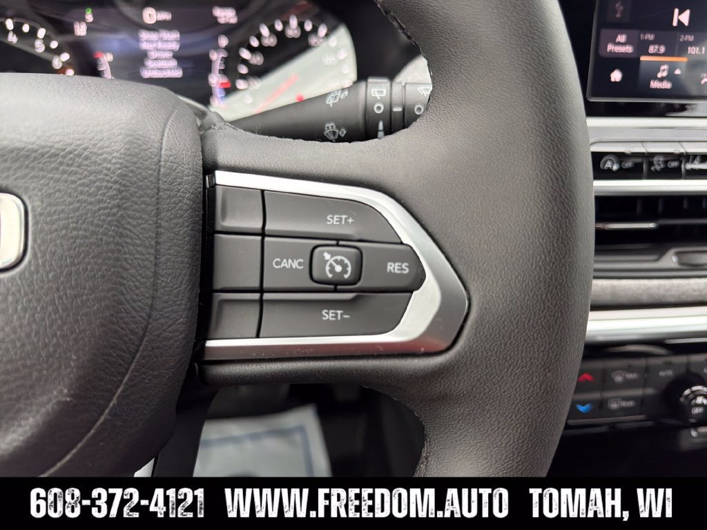 Used 2025 Jeep Compass Latitude w/ Sun & Sound Group AWD/4WD image 15