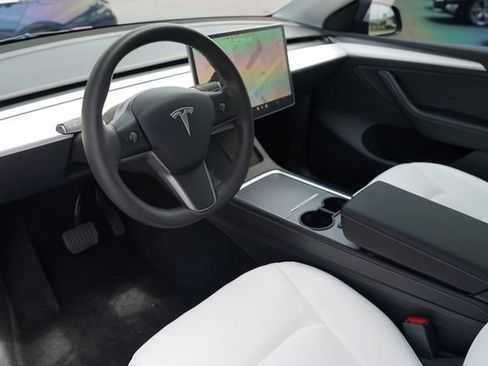 Used 2022 Tesla Model Y Long Range AWD/4WD image 6