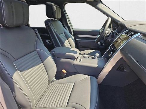 New 2024 Land Rover Discovery Dynamic SE image 5