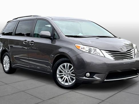 Used 2017 Toyota Sienna XLE image 2