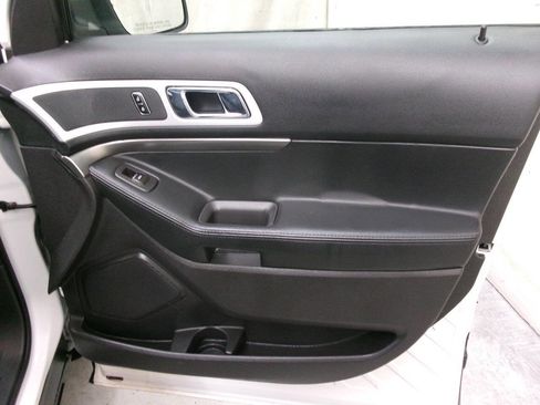 Used 2015 Ford Explorer XLT w/ Equipment Group 202B AWD/4WD image 29