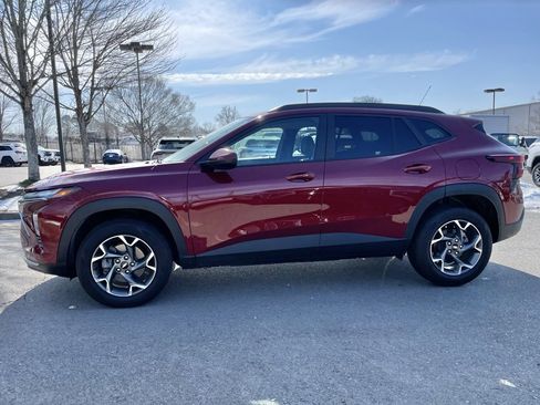 Used 2025 Chevrolet Trax LT w/ LT Convenience Package image 4