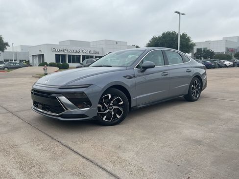 Used 2025 Hyundai Sonata SEL FWD image 2