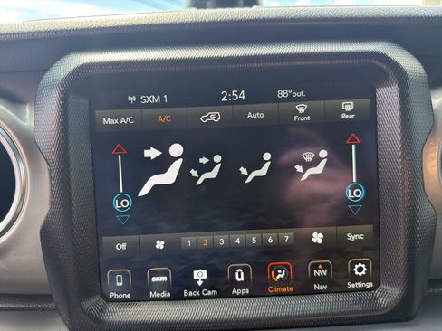 Used 2018 Jeep Wrangler Unlimited Sahara AWD/4WD image 30