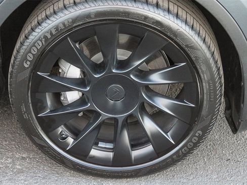 Used 2022 Tesla Model Y Long Range image 14