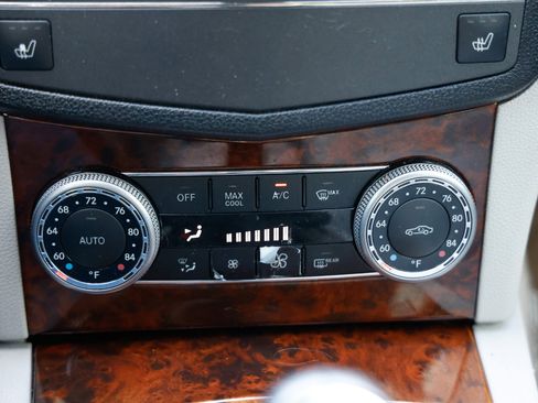 Used 2010 Mercedes-Benz C 300 Sedan image 28