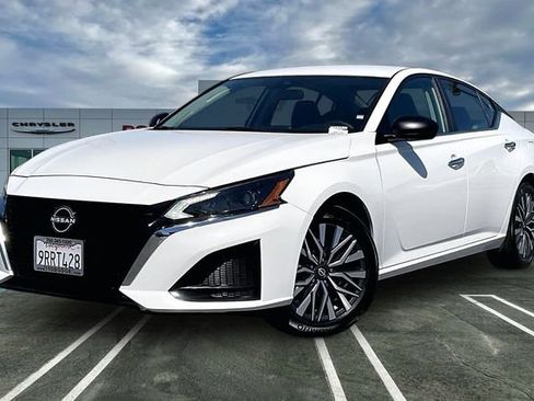 Used 2025 Nissan Altima 2.5 SV image 1