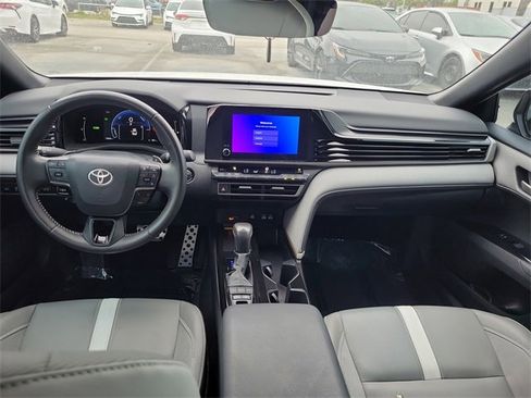 Used 2025 Toyota Camry SE image 9