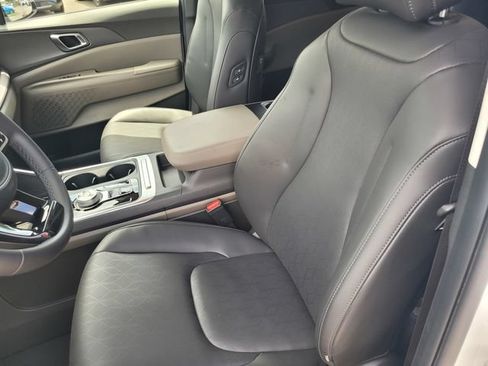 Used 2026 Kia Carnival EX FWD image 11