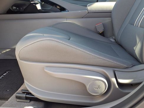 Used 2025 Hyundai Elantra SEL image 11