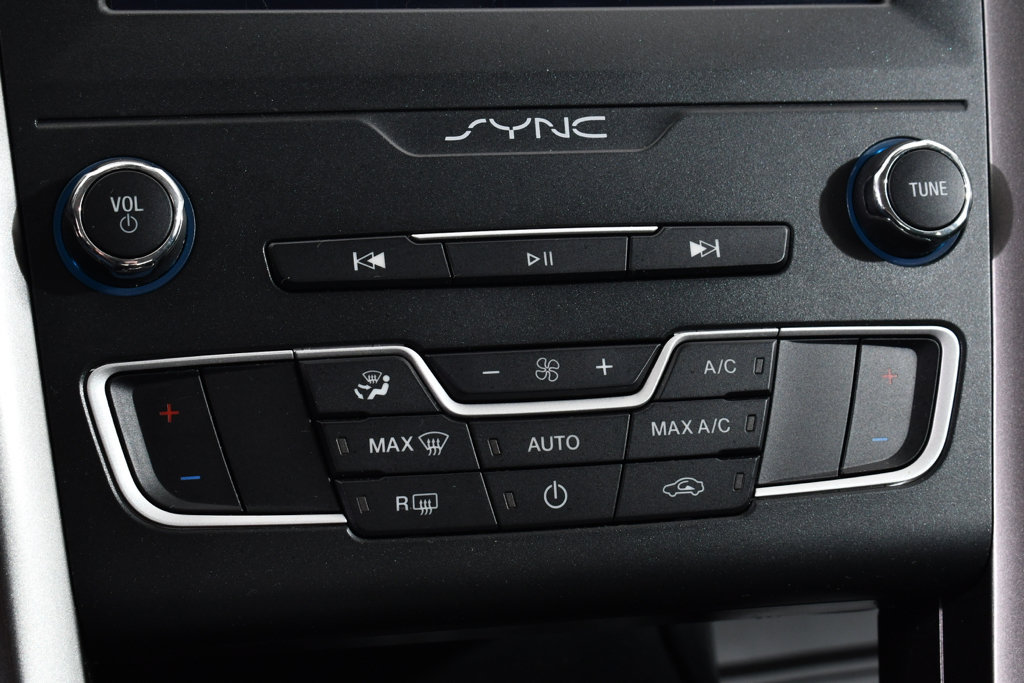 Used 2020 Ford Fusion SE FWD image 29