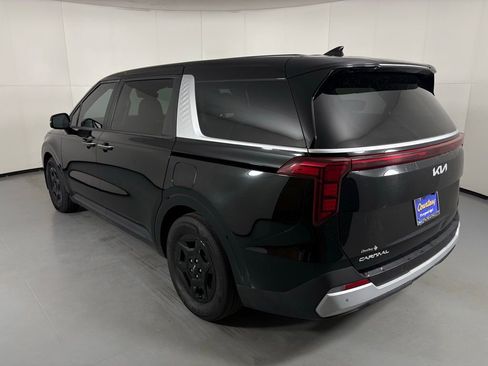 Used 2025 Kia Carnival FWD image 6