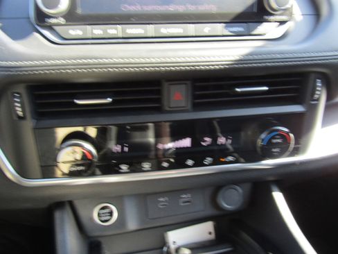 Used 2023 Nissan Rogue SV image 24