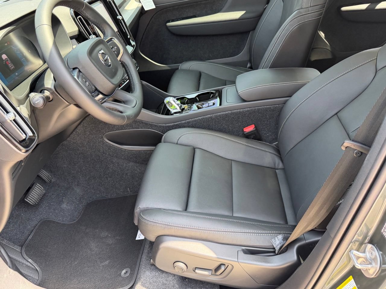 New 2026 Volvo XC40 B5 Plus w/ Climate Package AWD/4WD image 18