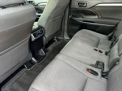 Used 2018 Toyota Highlander LE image 12
