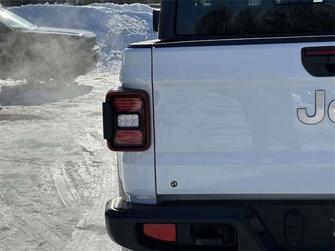 Certified 2022 Jeep Gladiator Overland w/ Popular Equipment Package image 11