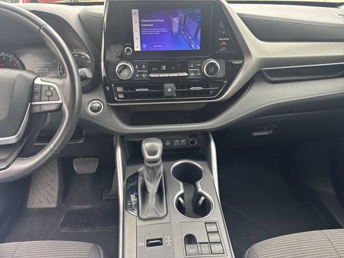 Used 2024 Toyota Highlander LE FWD image 29