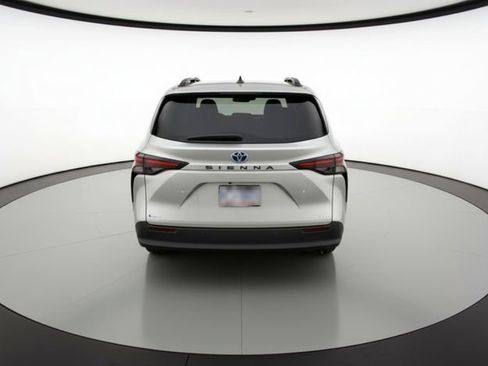 Used 2025 Toyota Sienna XLE image 3