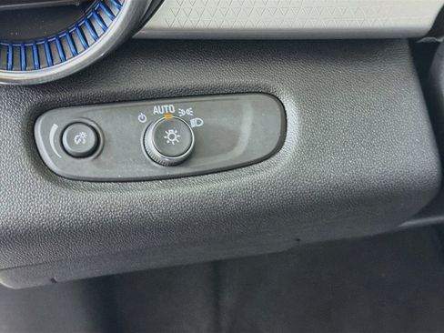 Used 2025 Chevrolet Trax LT w/ LT Convenience Package FWD image 16