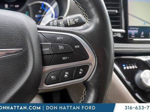 Used 2021 Chrysler Pacifica Touring-L FWD image 11