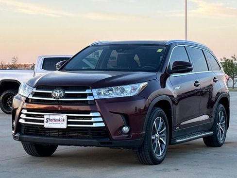 Used 2019 Toyota Highlander XLE image 3