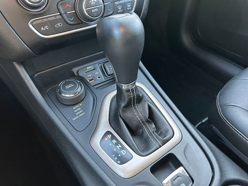 Used 2015 Jeep Cherokee Limited image 16