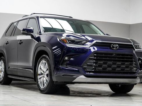 Used 2025 Toyota Grand Highlander AWD image 4