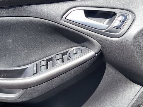 Used 2018 Ford Focus SEL w/ Cold Weather Package FWD image 9