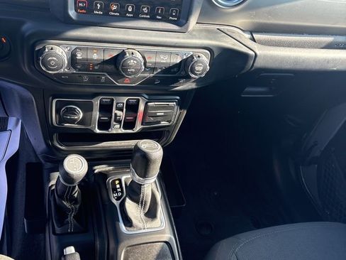 Used 2018 Jeep Wrangler Unlimited Sahara image 59