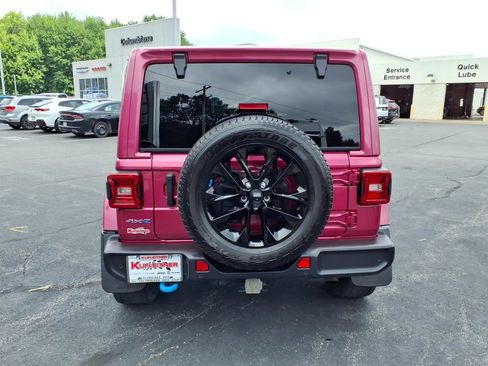 Used 2022 Jeep Wrangler Unlimited Sahara w/ Cold Weather Group AWD/4WD image 7