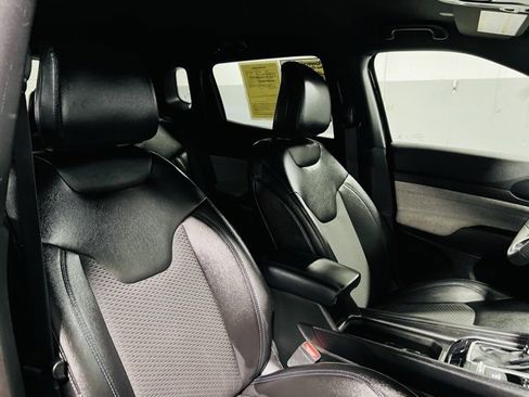 Used 2024 Jeep Compass Latitude image 34