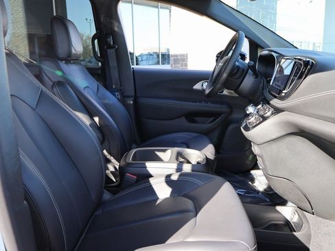 Used 2026 Chrysler Pacifica Select image 10