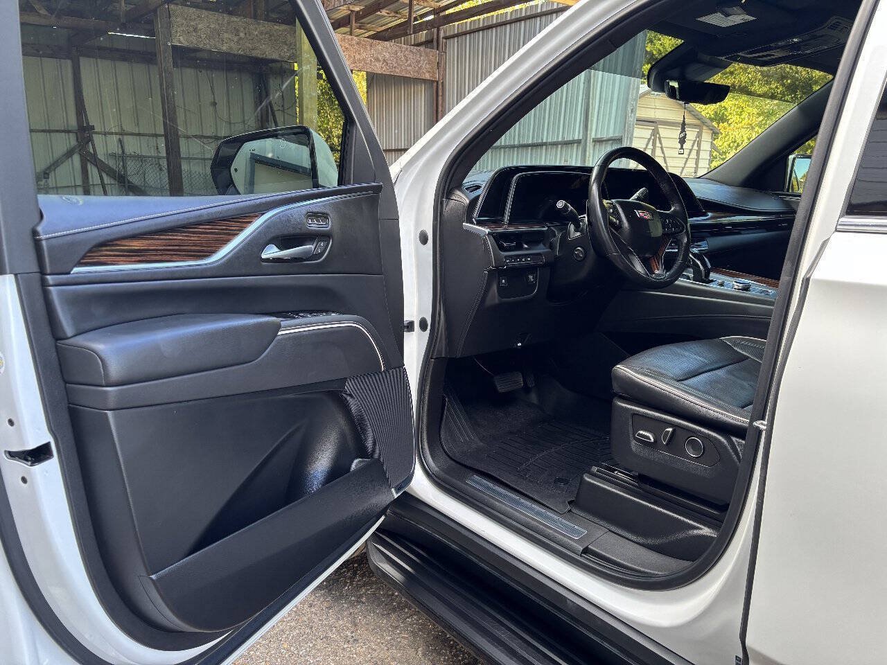 Used 2021 Cadillac Escalade Premium Luxury AWD/4WD image 9