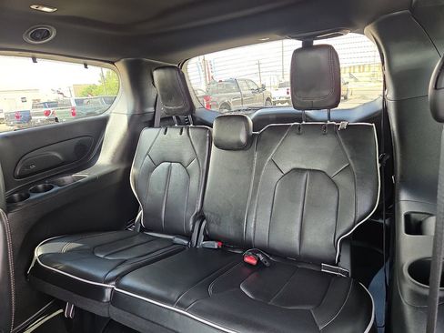 Used 2025 Chrysler Pacifica Limited FWD image 19