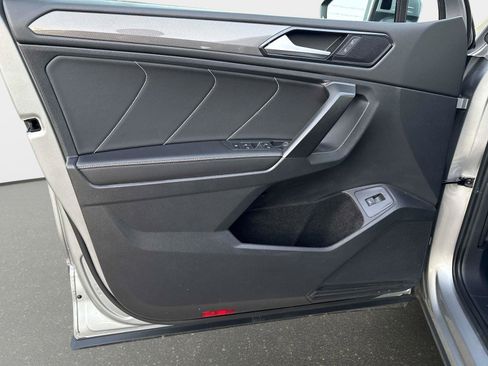 Used 2022 Volkswagen Tiguan SE image 12