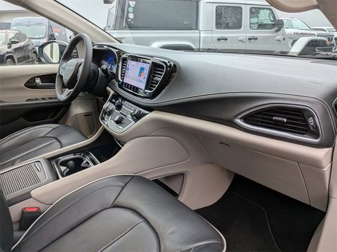 Used 2022 Chrysler Pacifica Limited w/ Uconnect Theater Family Group image 35