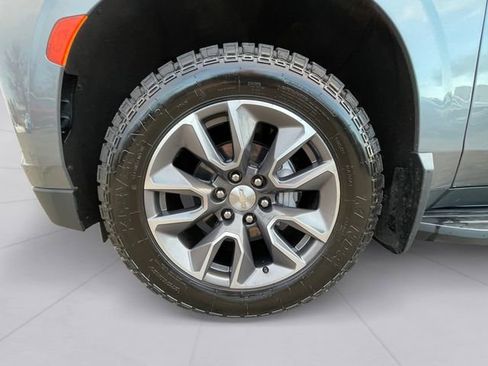 Used 2022 Chevrolet Suburban LT w/ Luxury Package image 9