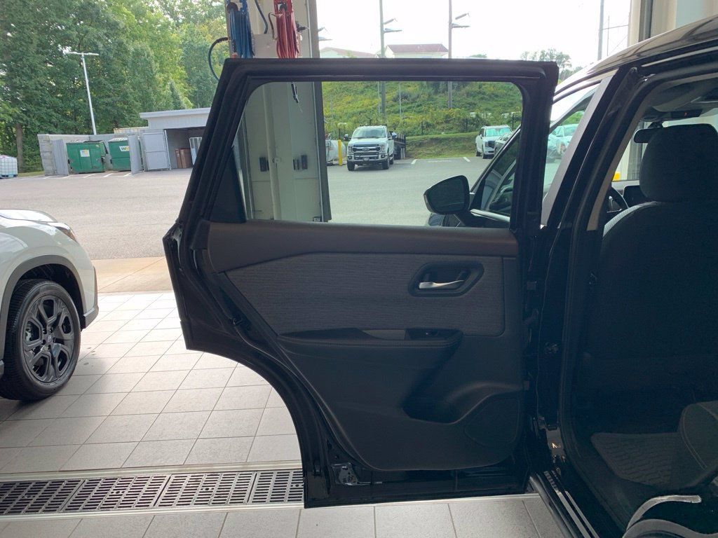 Used 2023 Nissan Rogue SV AWD/4WD image 12