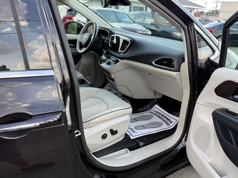 Used 2018 Chrysler Pacifica Limited w/ Advanced Safetytec Group FWD image 12