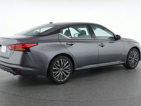 Used 2025 Nissan Altima 2.5 SV image 9