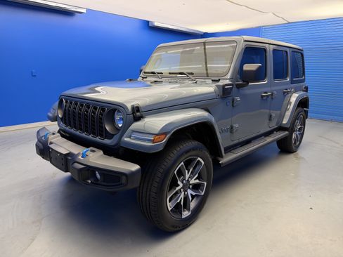 Used 2024 Jeep Wrangler Unlimited w/ Convenience Group AWD/4WD image 4