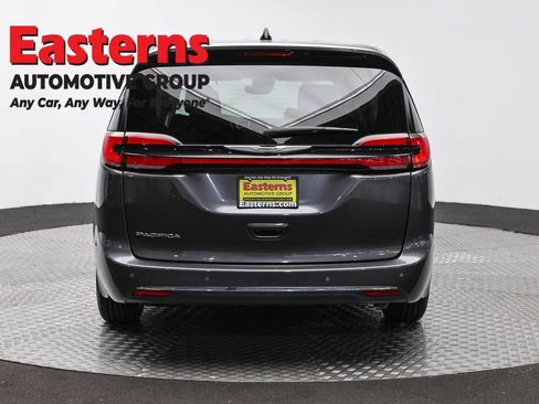 Used 2023 Chrysler Pacifica Touring-L FWD image 6