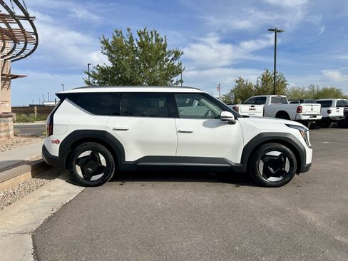Used 2024 Kia EV9 Wind image 2
