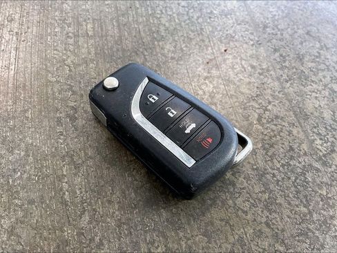 Used 2018 Toyota Camry LE FWD image 11