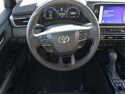 Used 2025 Toyota Camry XLE image 5